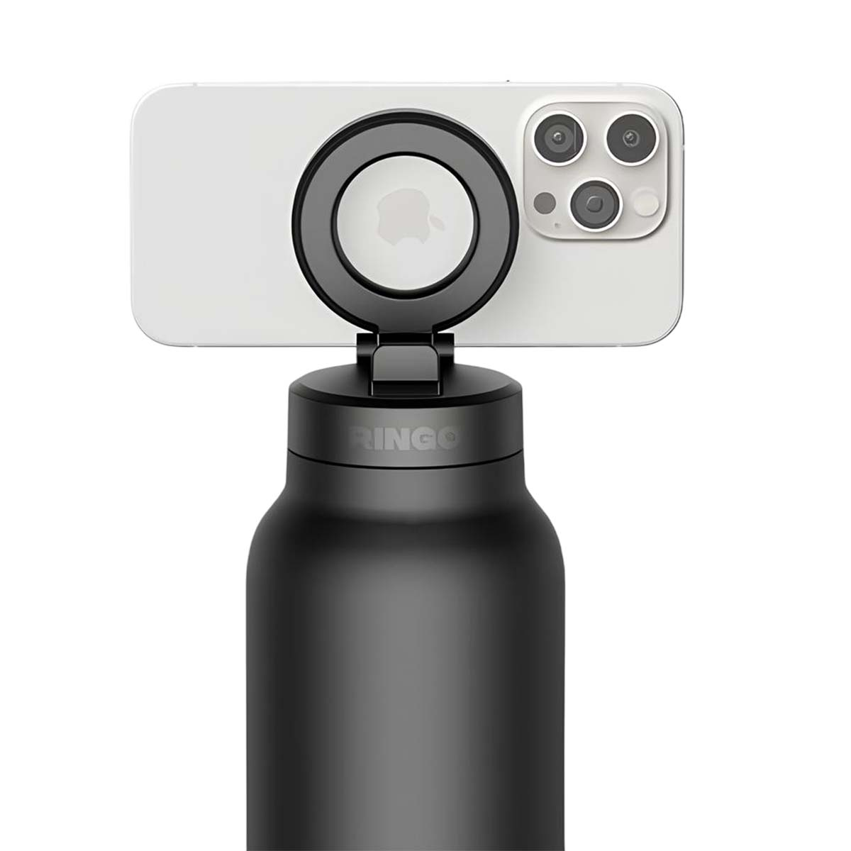 Un smartphone blanco adherido magnéticamente a una botella negra Ringo sobre un fondo blanco.