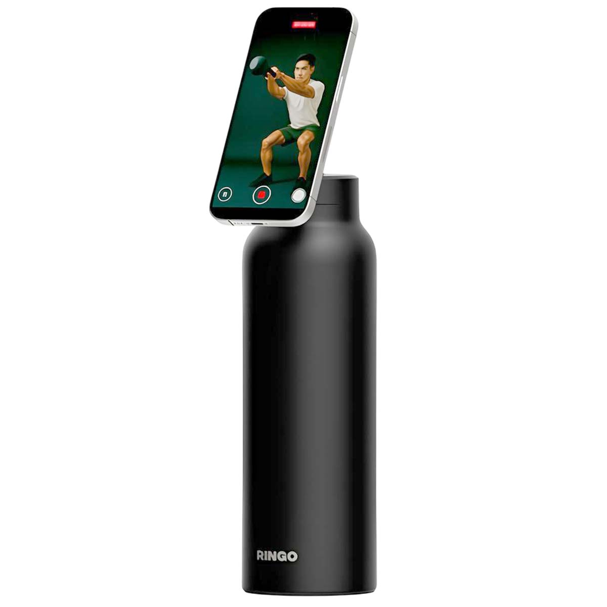 Una botella de agua negra mate etiquetada como Ringo sostiene un teléfono inteligente que muestra un video de entrenamiento.