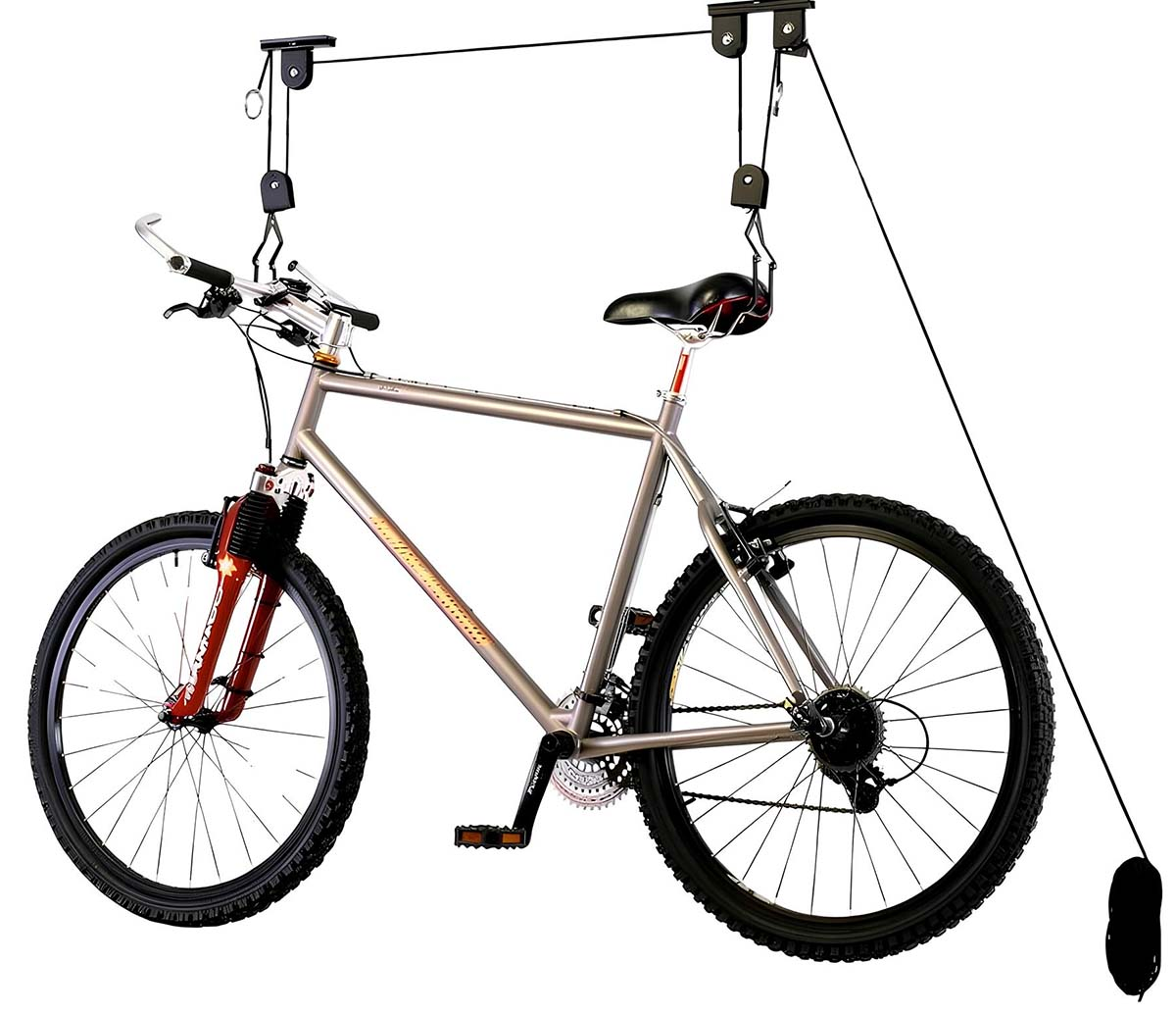 Una mountain bike argentata sospesa in aria da un sistema di carrucole montato a soffitto con corde nere.