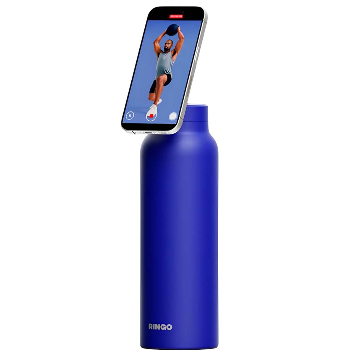 Una botella de agua azul está de pie con un teléfono inteligente que muestra un video de entrenamiento sujeto a su tapa.