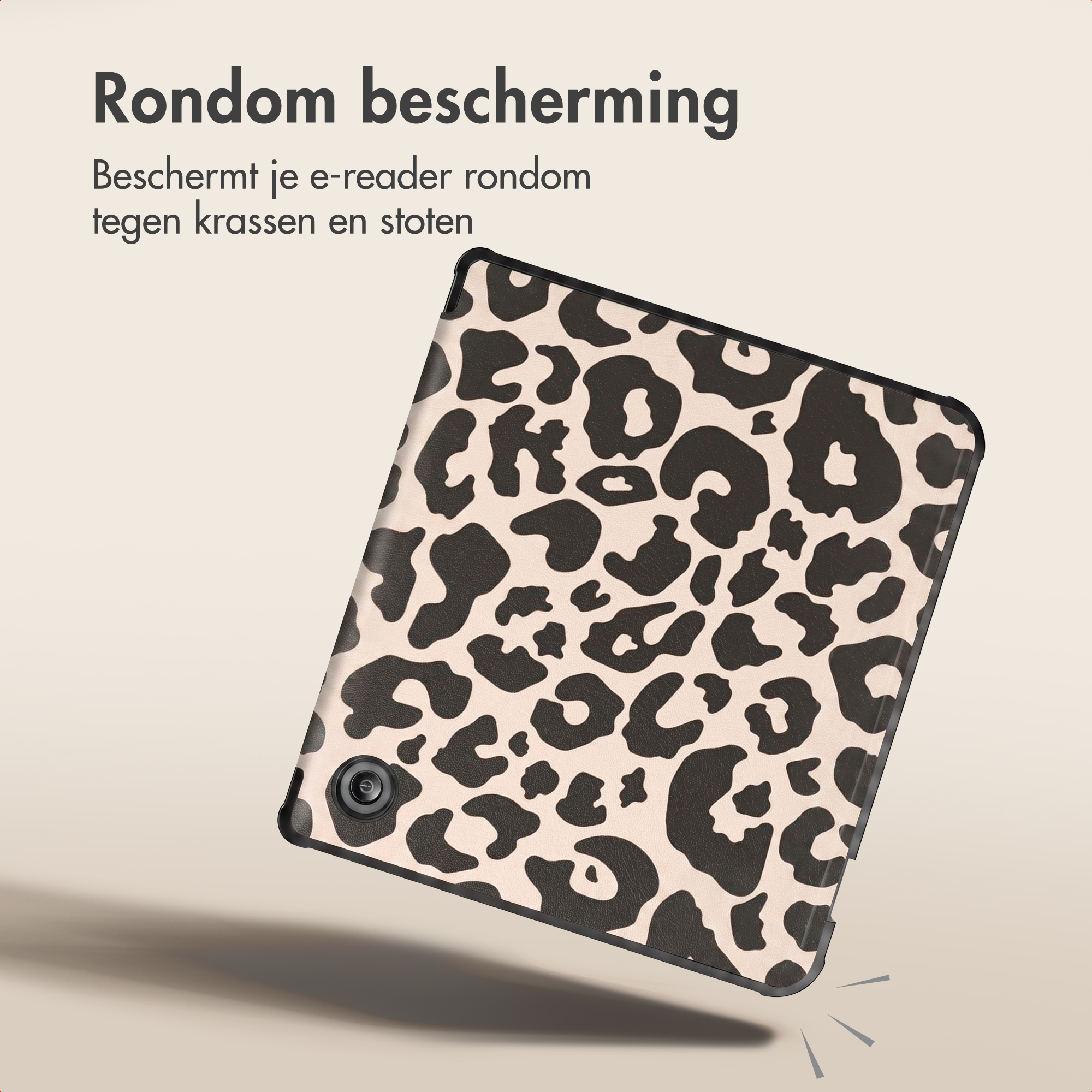E-reader in zwartehouder met luipaardprint hoes en tekst erboven op beige achtergrond.