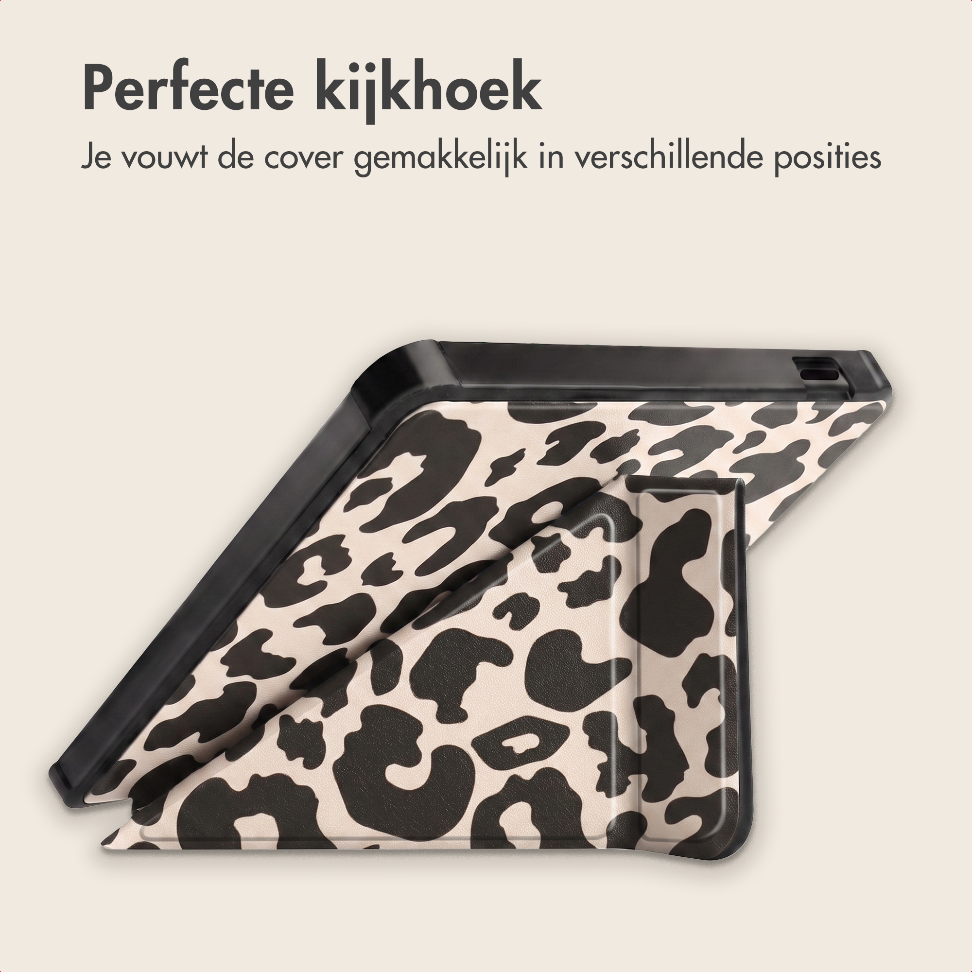 Een tablet in een luipaardprint hoesje gevouwen als standaard. Bovenaan staat Nederlandse tekst.