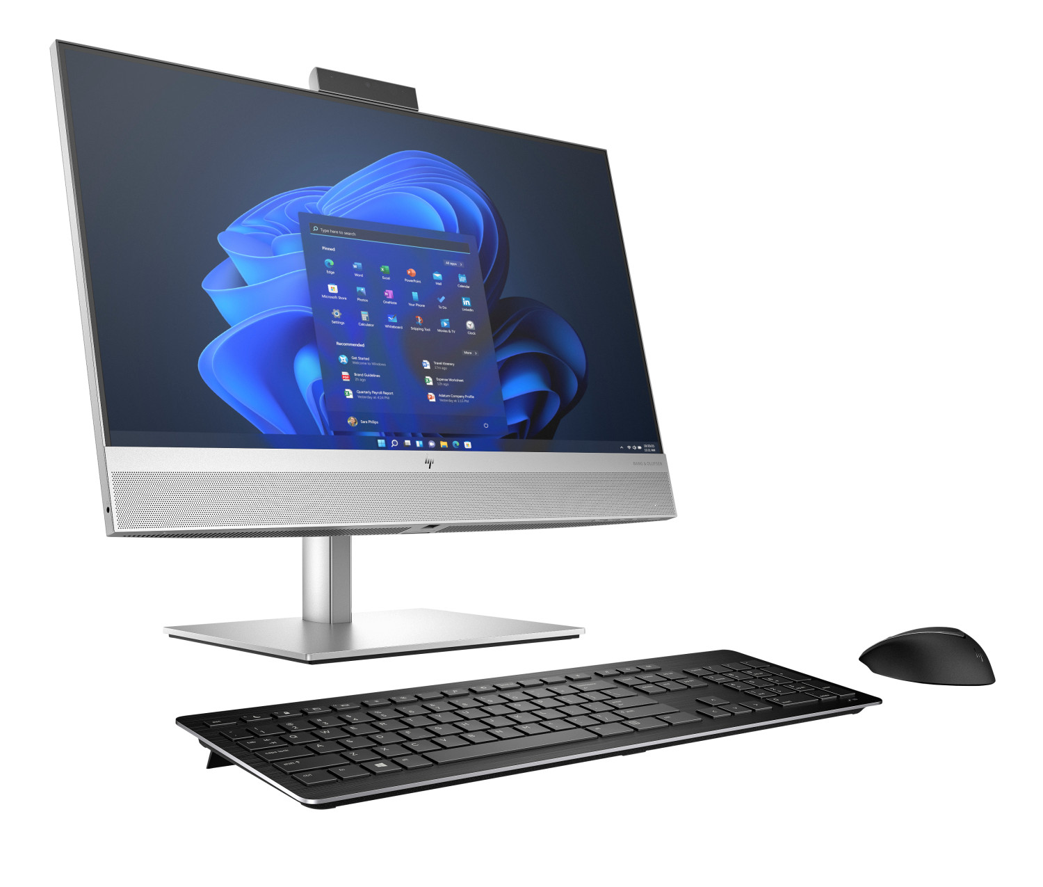 Un computer all-in-one con supporto argento, tastiera nera e mouse su sfondo bianco.