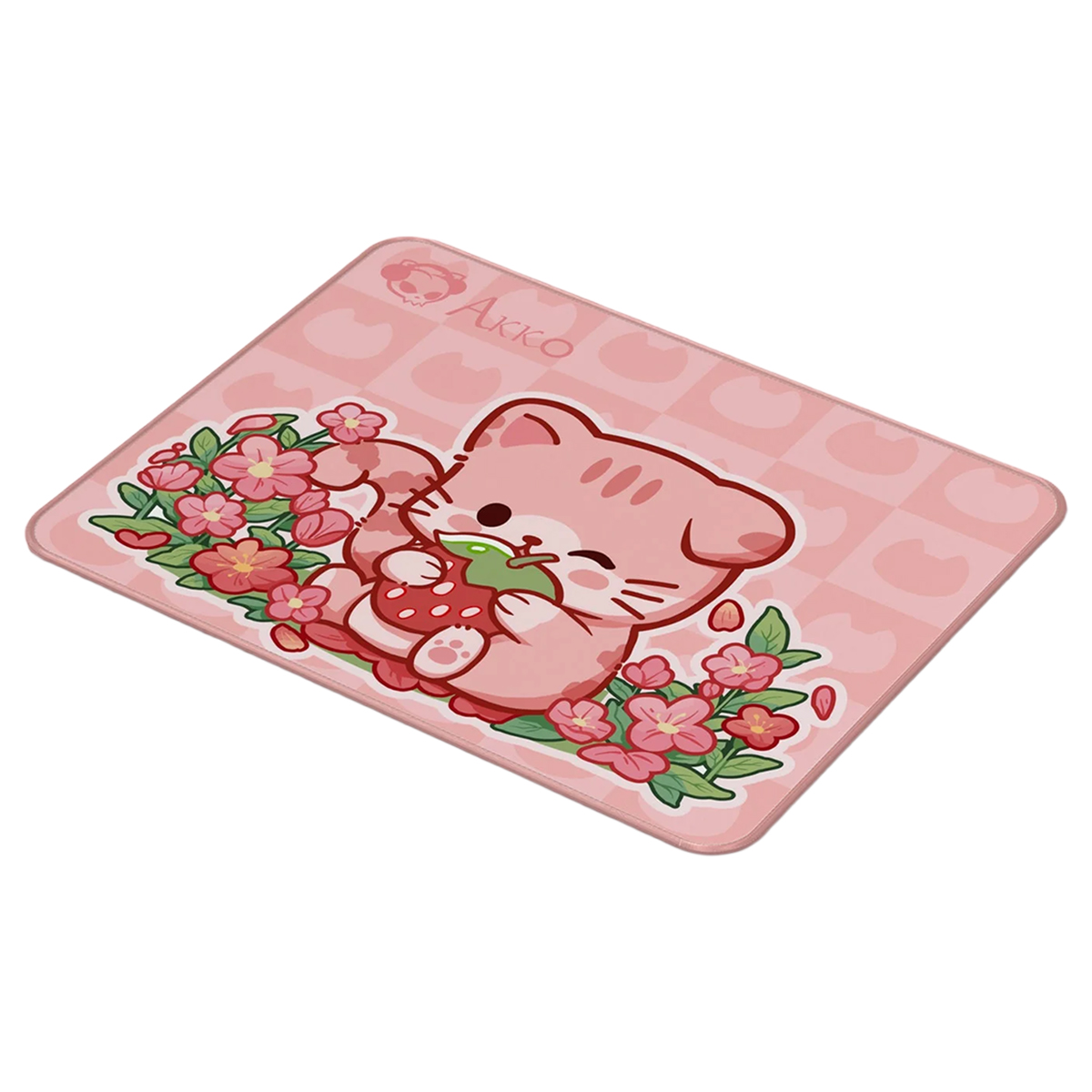 Çilek tutan sevimli bir kedi ve kırmızı çiçeklerle süslenmiş pembe mousepad.