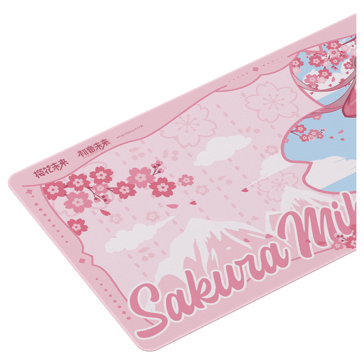 Sakura Miku grafikleri, kiraz çiçekleri, Fuji Dağı ve beyaz bulutlar içeren pembe bir masa matı.