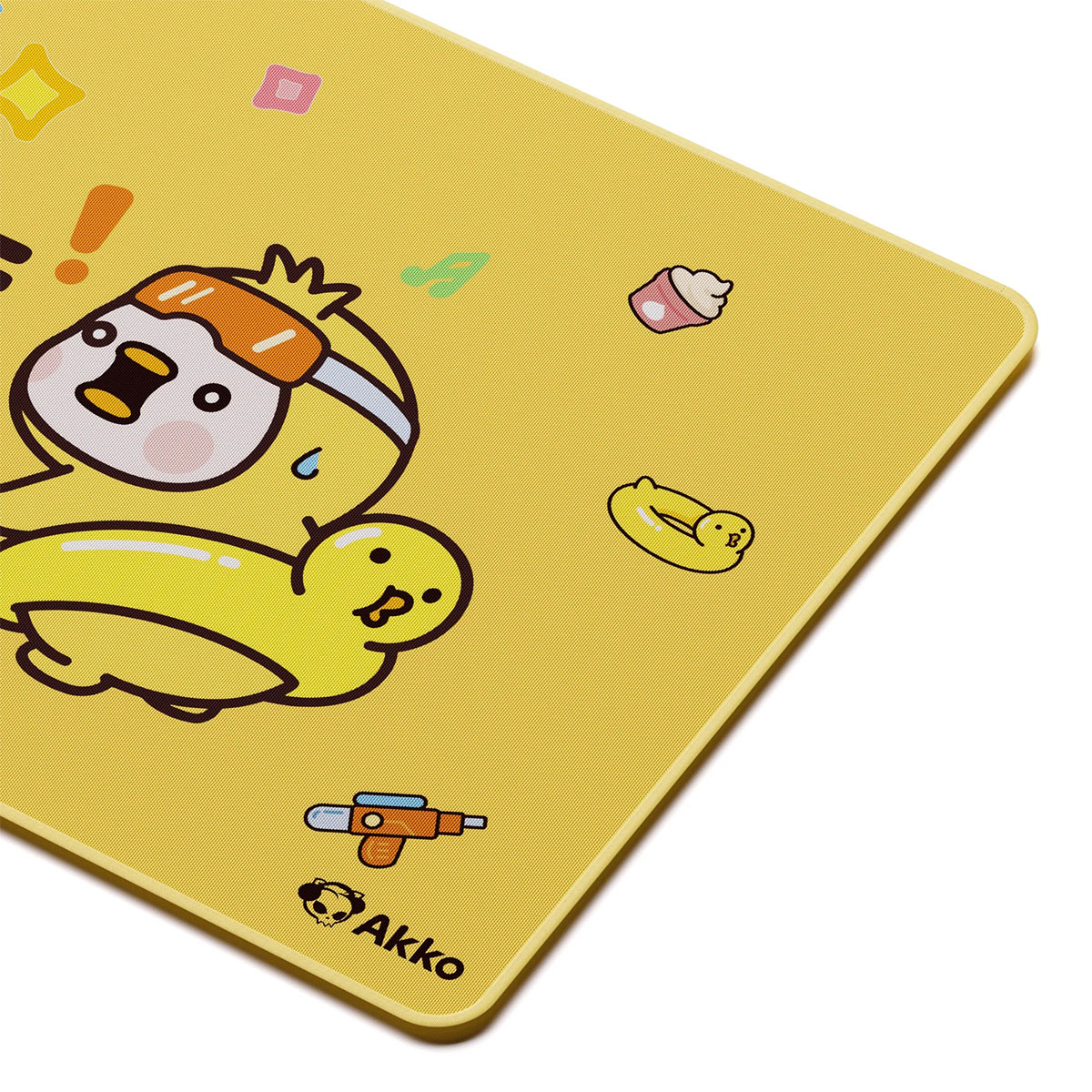 Çizgi film civcivleri, bir can simidi, bir su tabancası ve küçük simgeler içeren sarı Akko mouse pad.