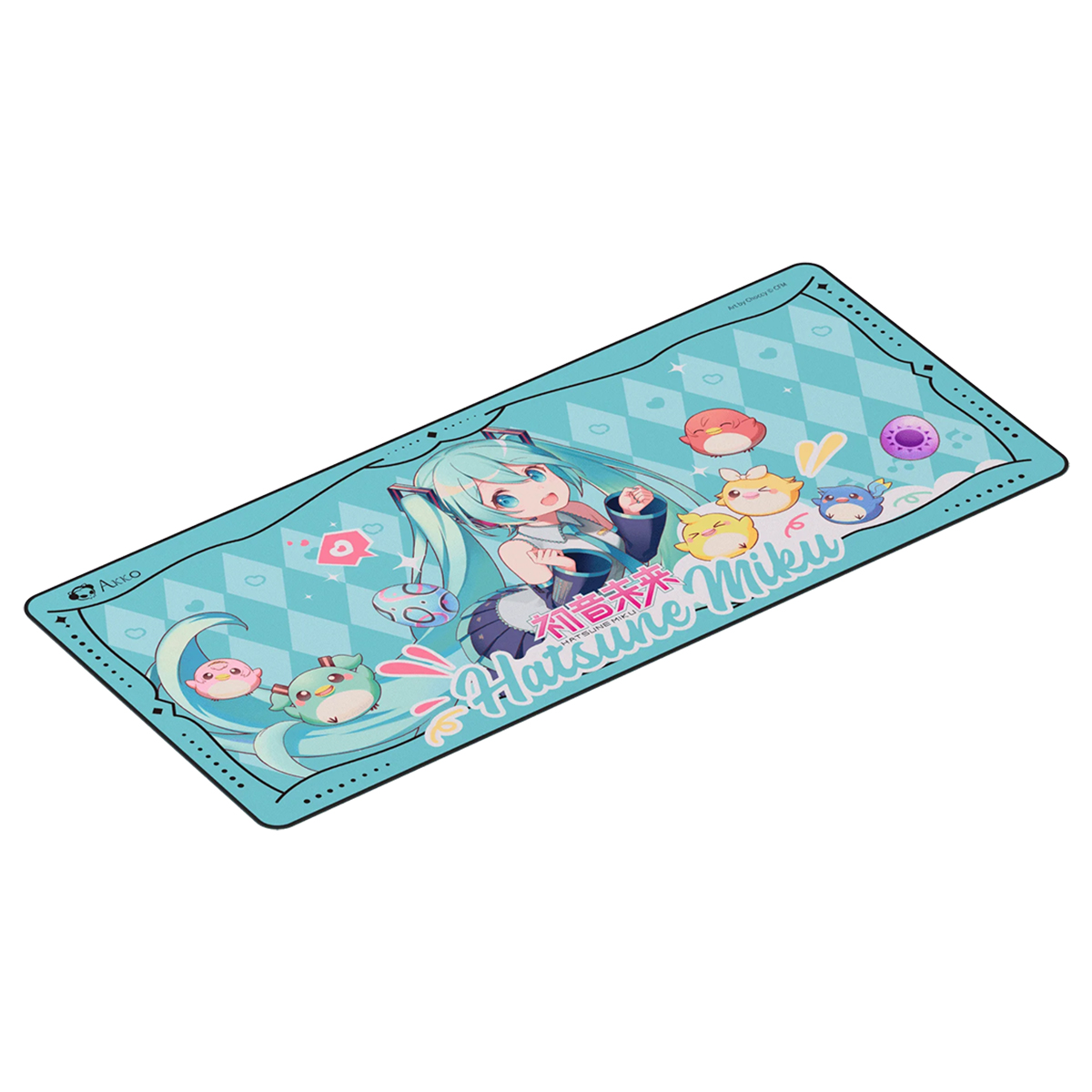 Kuşlarla çevrili Hatsune Miku ve elmas desenli arka plana sahip açık mavi bir anime masa matı.