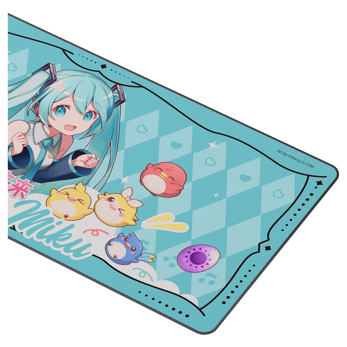 Turkuaz renkli bir masa matı, elmas desenli bir arka planda sevimli kuşlarla birlikte anime karakteri Miku'yu gösteriyor.