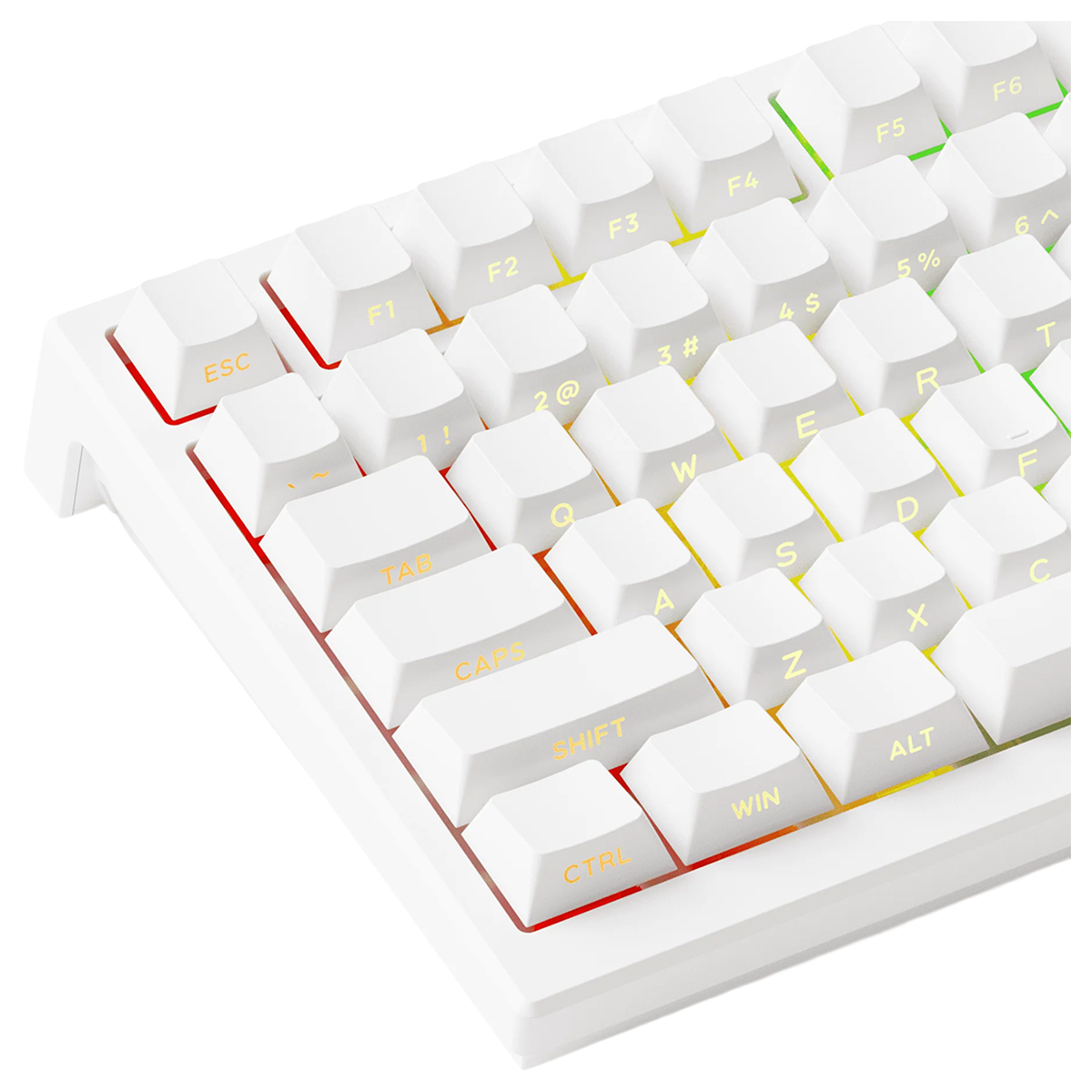 Çok renkli RGB arka aydınlatmalı beyaz bir bilgisayar klavyesi.