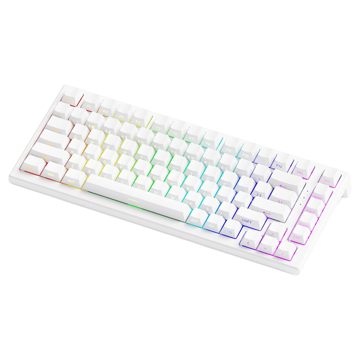 Renkli RGB arka aydınlatmalı beyaz mekanik klavye, beyaz arka planda yüksek açıdan çekilmiş.