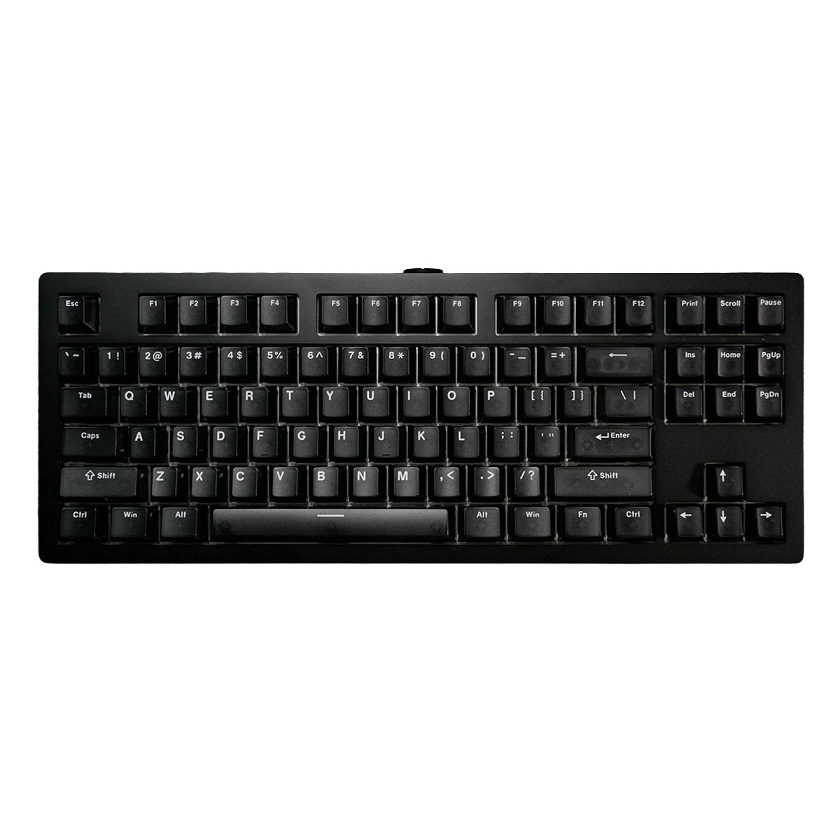 QWERTY düzenine ve beyaz harflere sahip, düz beyaz arka plan üzerinde siyah mekanik klavye.