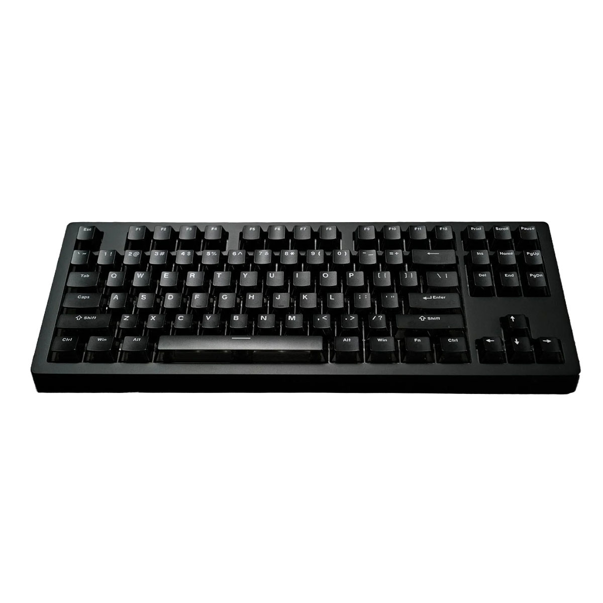 Açık arka plan üzerinde İngilizce QWERTY düzenine sahip kompakt, siyah bir bilgisayar klavyesi.