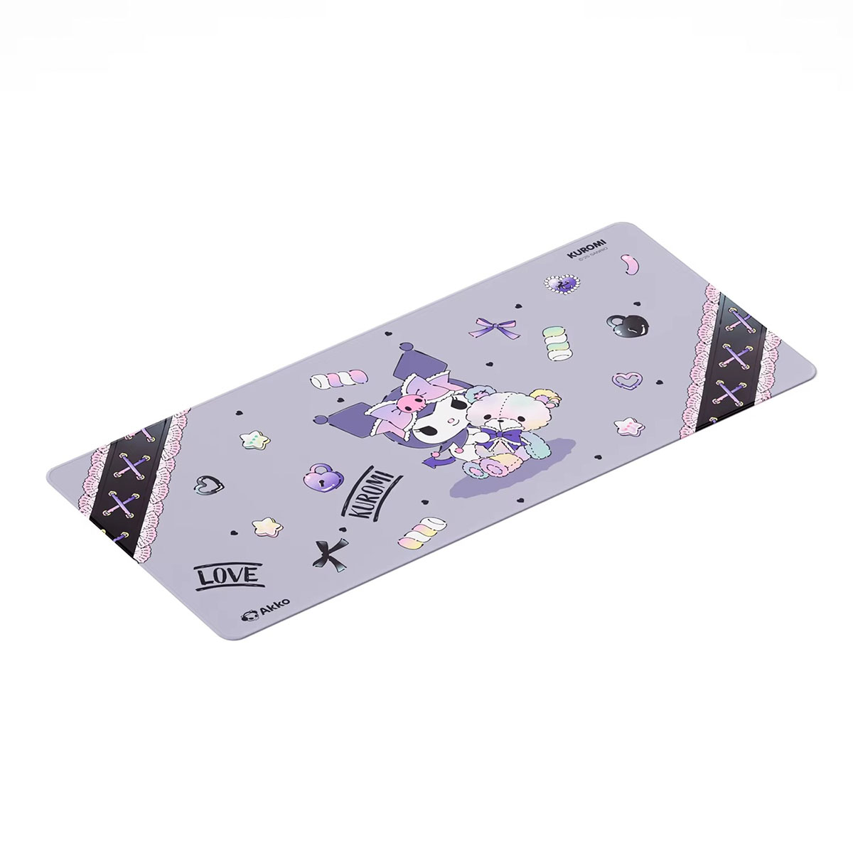 Açık mor masa matı, Sanrio'nun Kuromi'si, oyuncak ayı, dantel kenarlar, kurdeleler ve kalpler içerir.