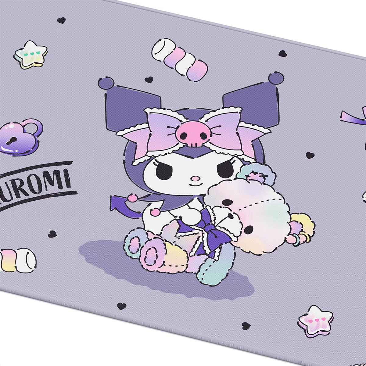 Gri arka planda kurdele, kurukafa ve yıldız, kalp gibi pastel motifler içeren mor Kuromi mouse pad.