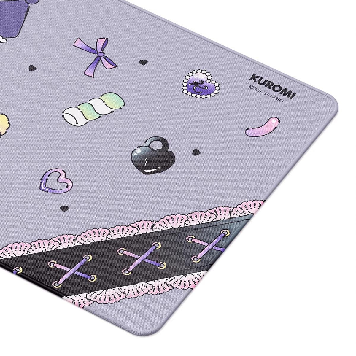 Kurdeleler, kalpler, siyah kilit ve pembe dantel kenarlı lila Kuromi mouse pad.