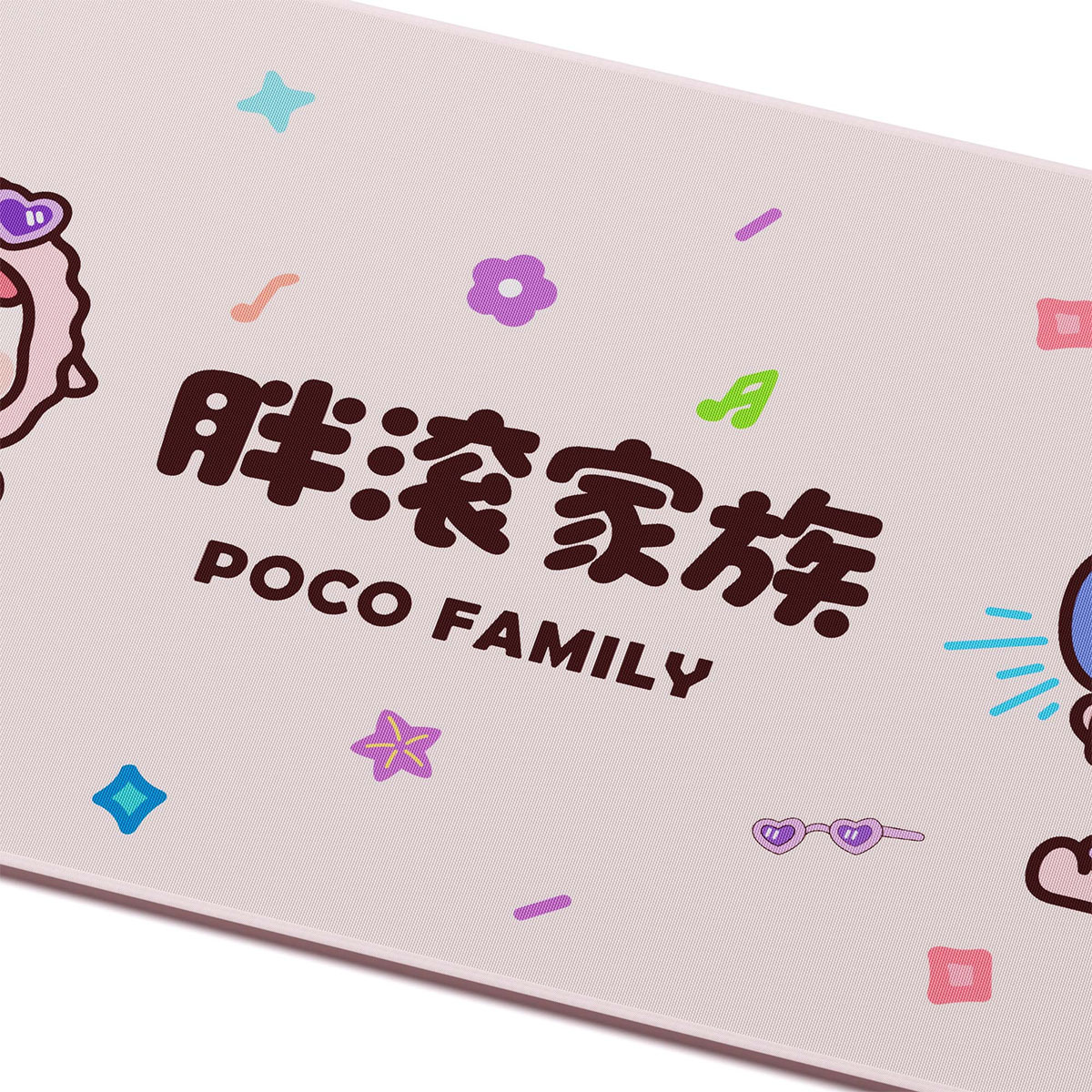 Renkli çizgi film öğeleri ve POCO FAMILY yazısı içeren pembe mat.