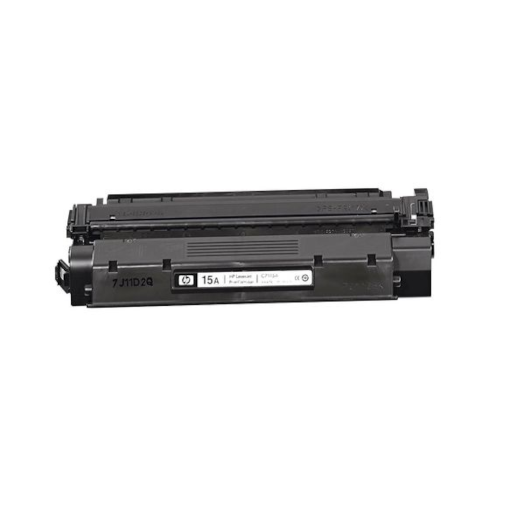 Beyaz arkaplanda izole edilmiş siyah HP 15A LaserJet toner kartuşu.