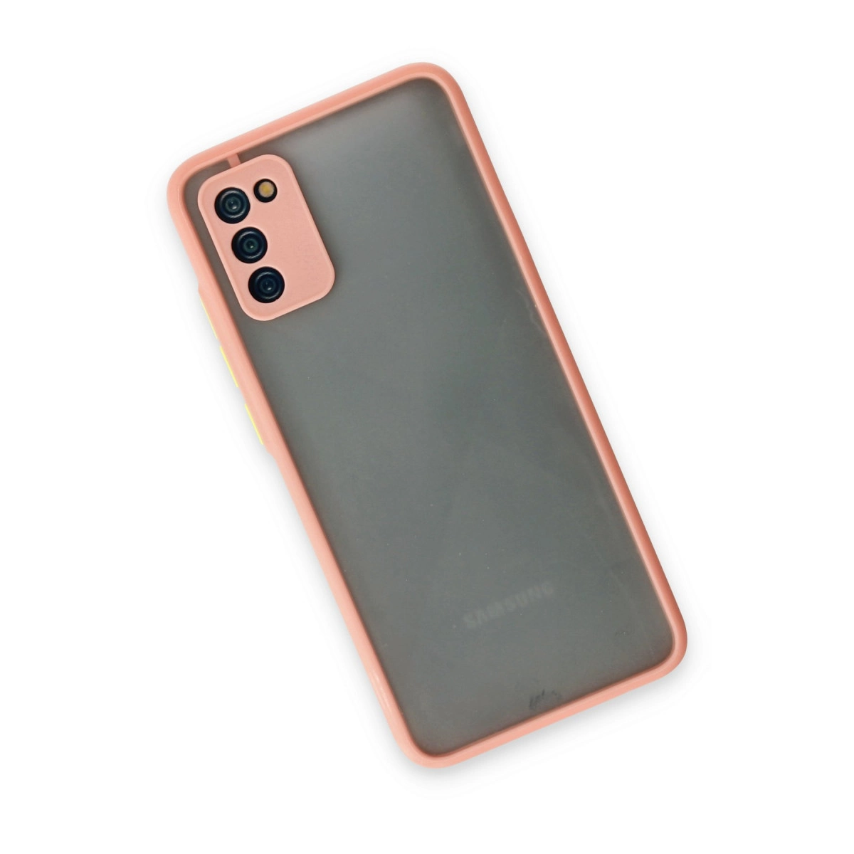 Pembe kenarlı ve dikey üç kameralı gri koruyucu kılıf içinde akıllı telefon.