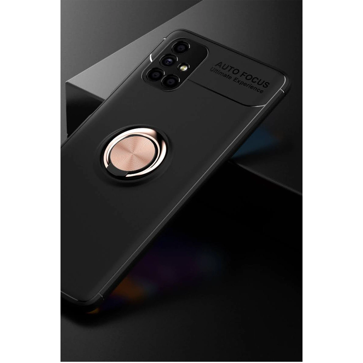 Karanlık arka planda kamera çıkıntılı ve pembe altın halka standlı siyah akıllı telefon kılıfı.
