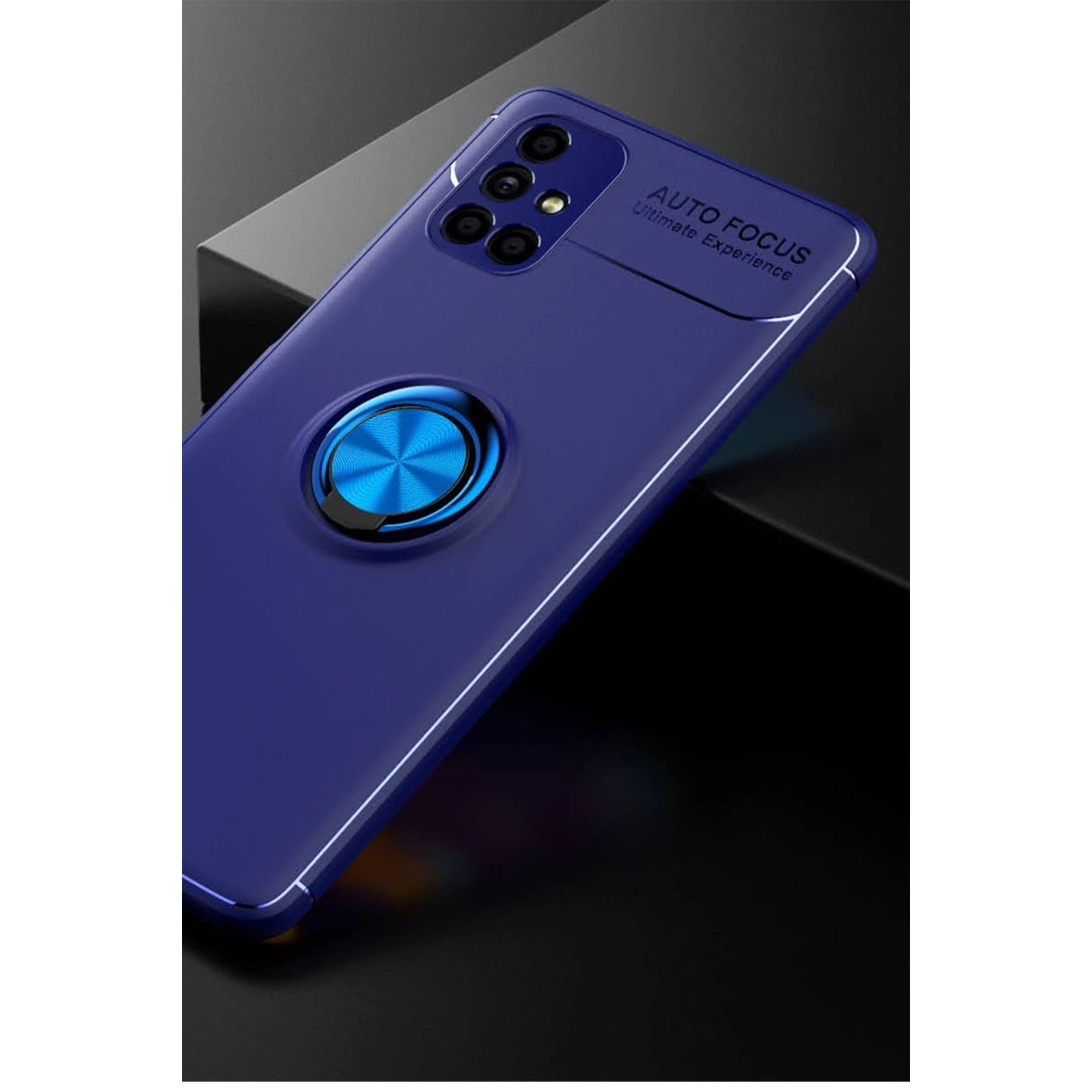 Kamera kesikli, Auto Focus yazılı ve mavi halka tutuculu mavi telefon kılıfı, koyu arka plan üzerinde.