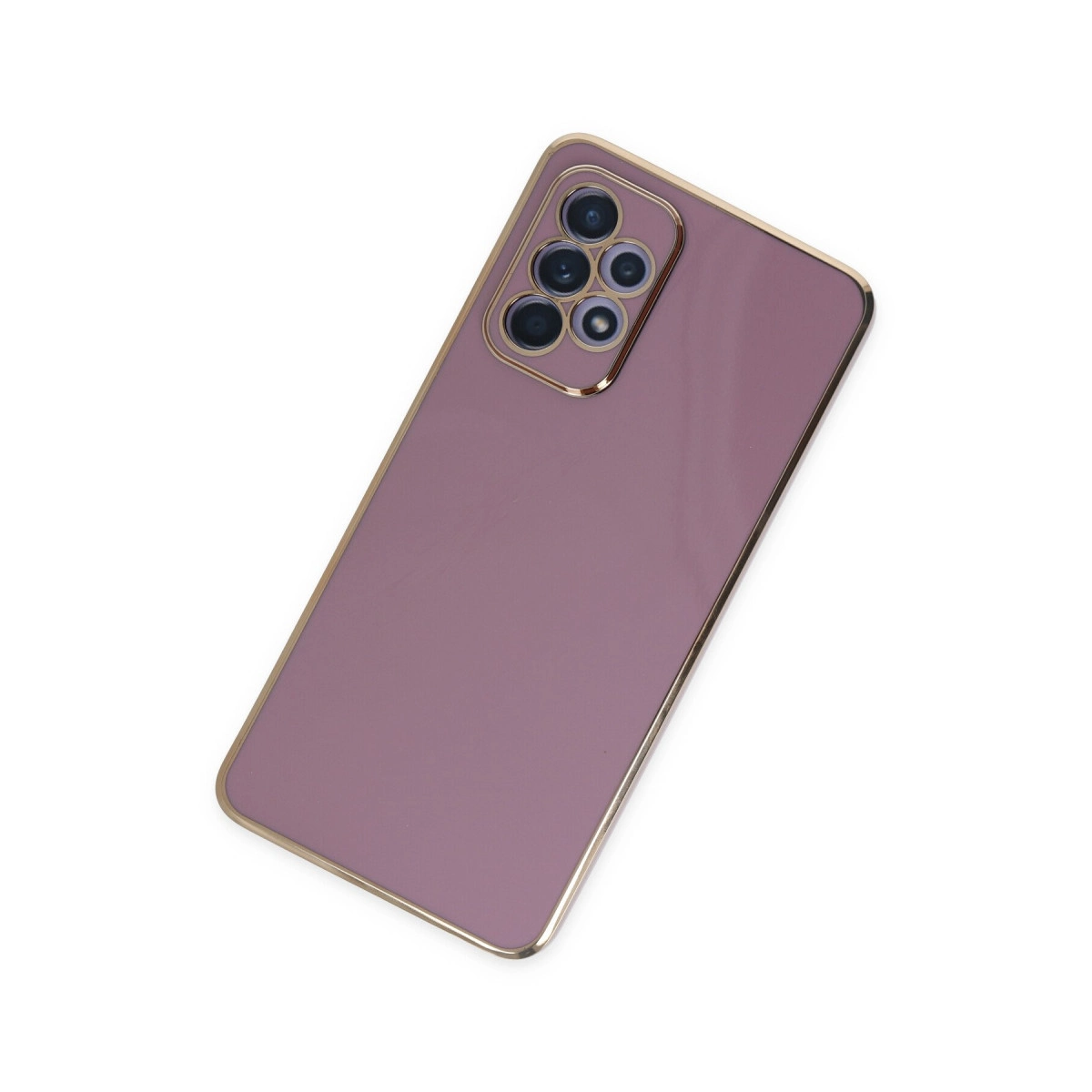 Pembe akıllı telefon, altın kenarlı kılıf ve dört arka kamera ile beyaz zemin üzerinde.