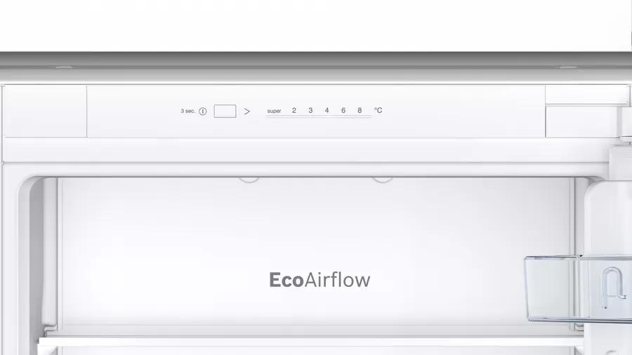 Weißer Kühlschrankinnenraum mit EcoAirflow-Schriftzug und digitalem Bedienfeld.