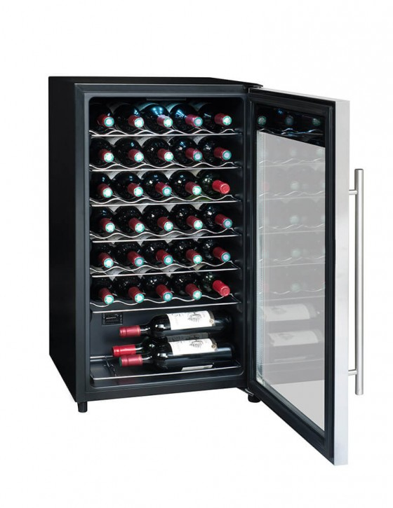 Un enfriador de vino negro con puerta de vidrio, lleno de varias botellas en estantes metálicos.
