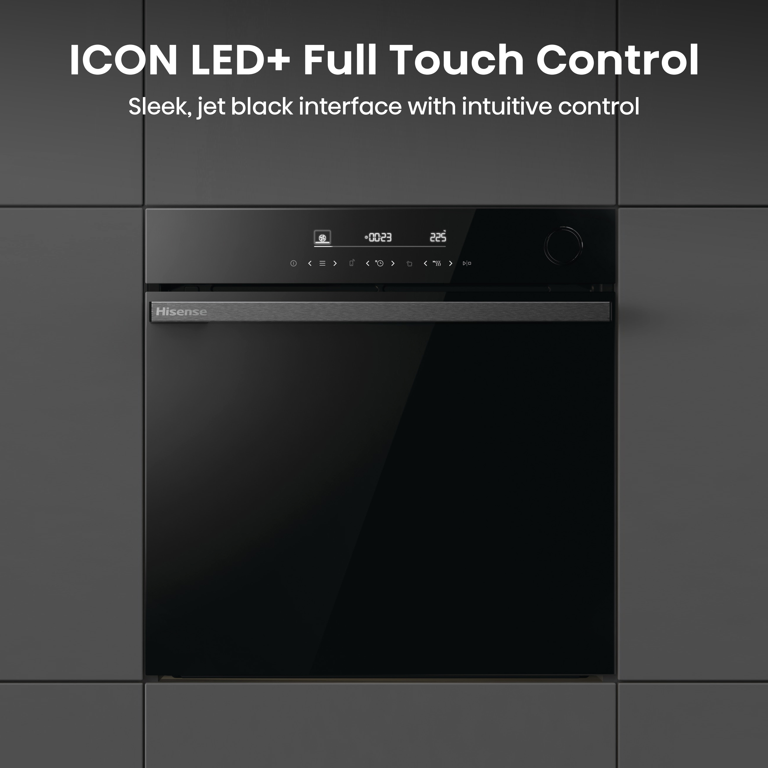 Un forno da incasso Hisense nero con comandi touch a LED in una cucina moderna.