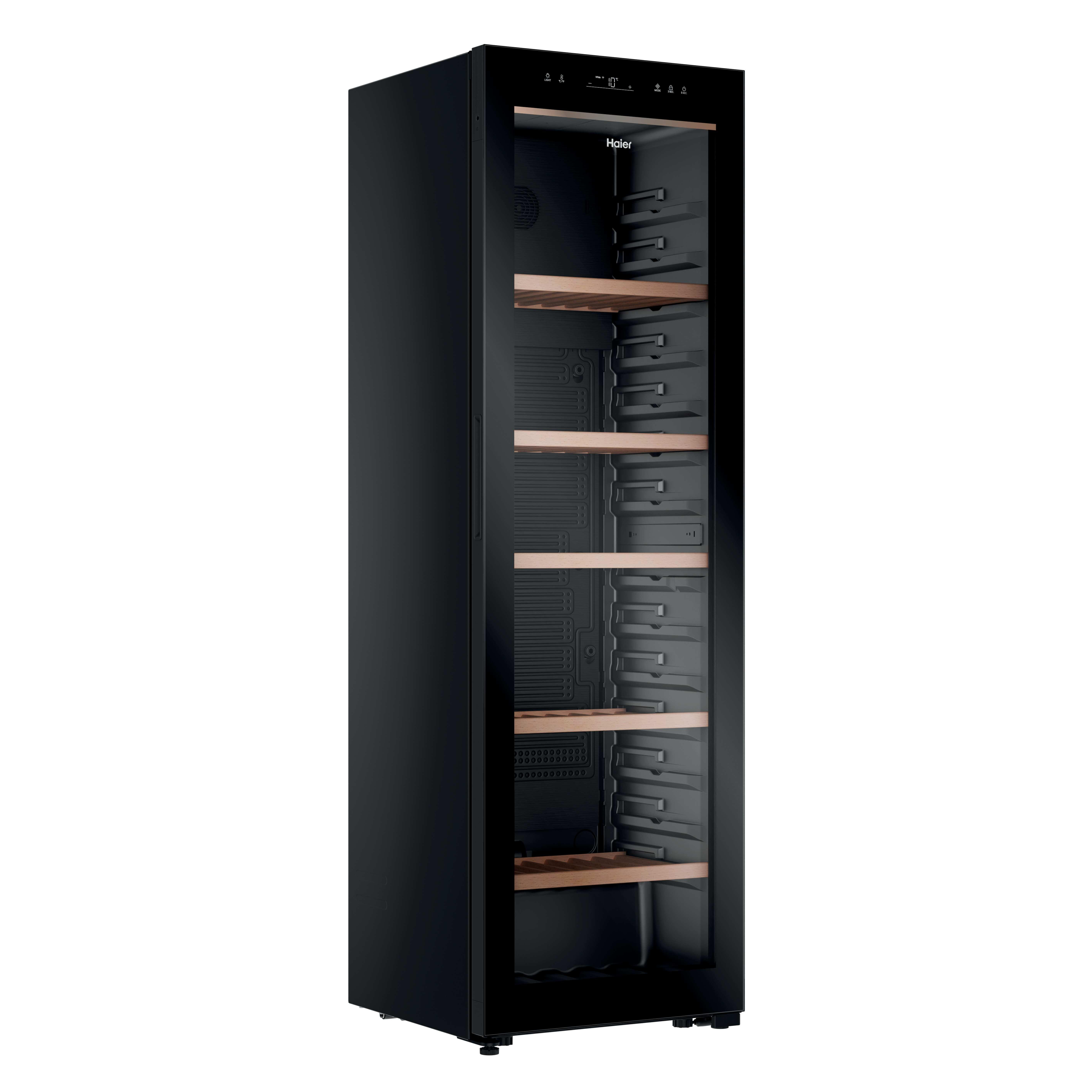 Una cantinetta per vino Haier nera alta con porta in vetro e ripiani in legno su sfondo bianco.
