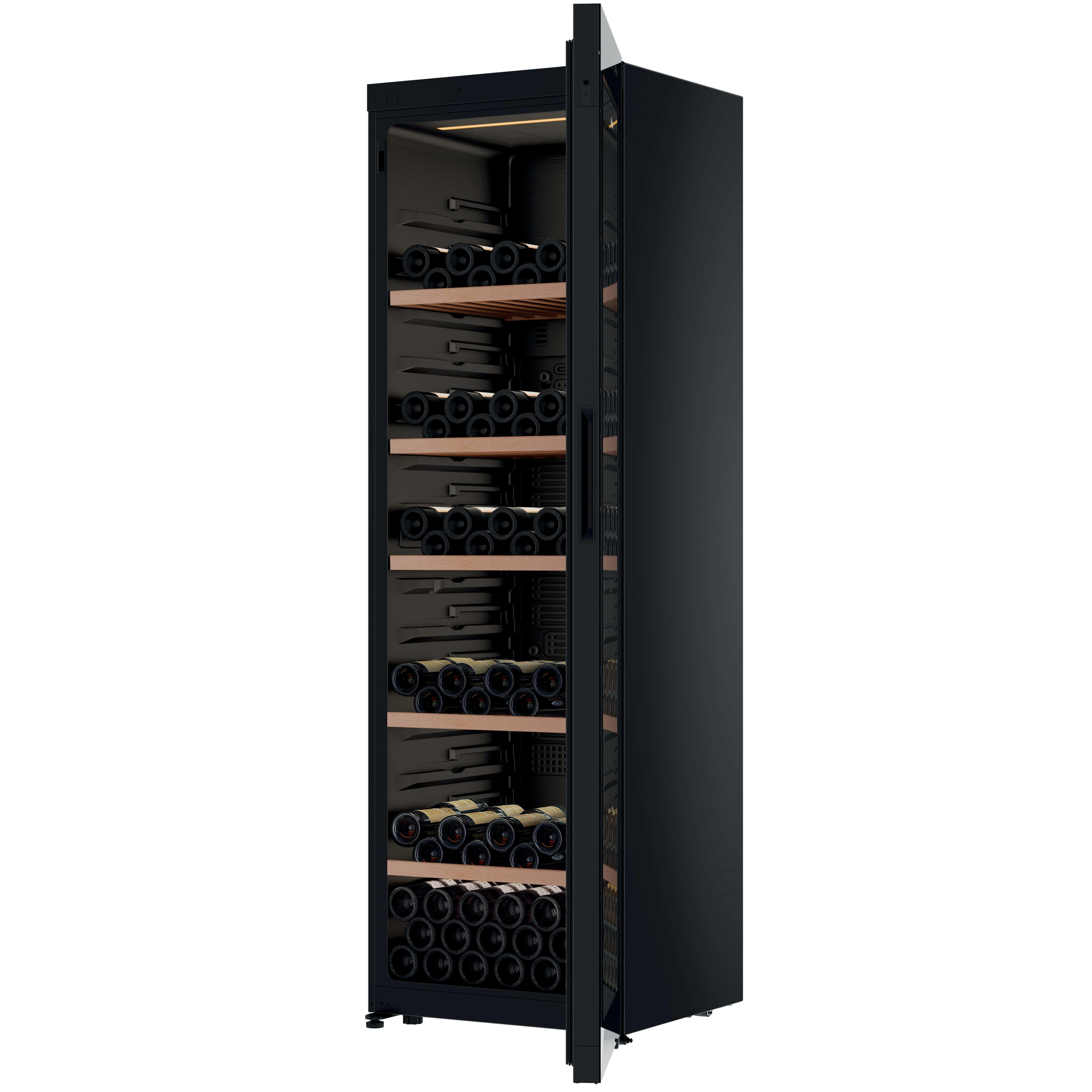 Una grande cantinetta nera con mensole in legno illuminate piene di bottiglie e porta aperta su sfondo bianco.