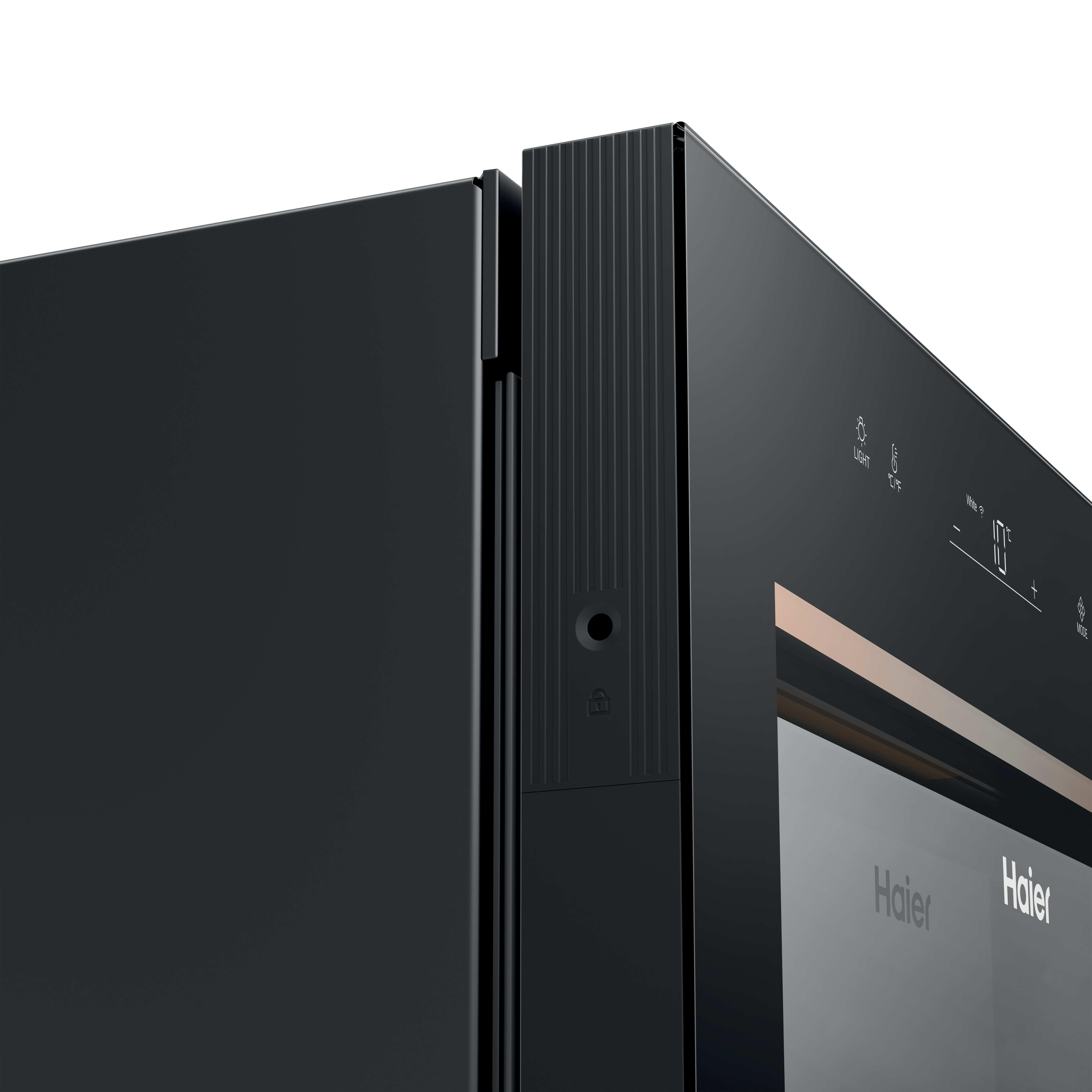 Primo piano dell'angolo superiore di un elettrodomestico Haier nero con display digitale e pulsanti.