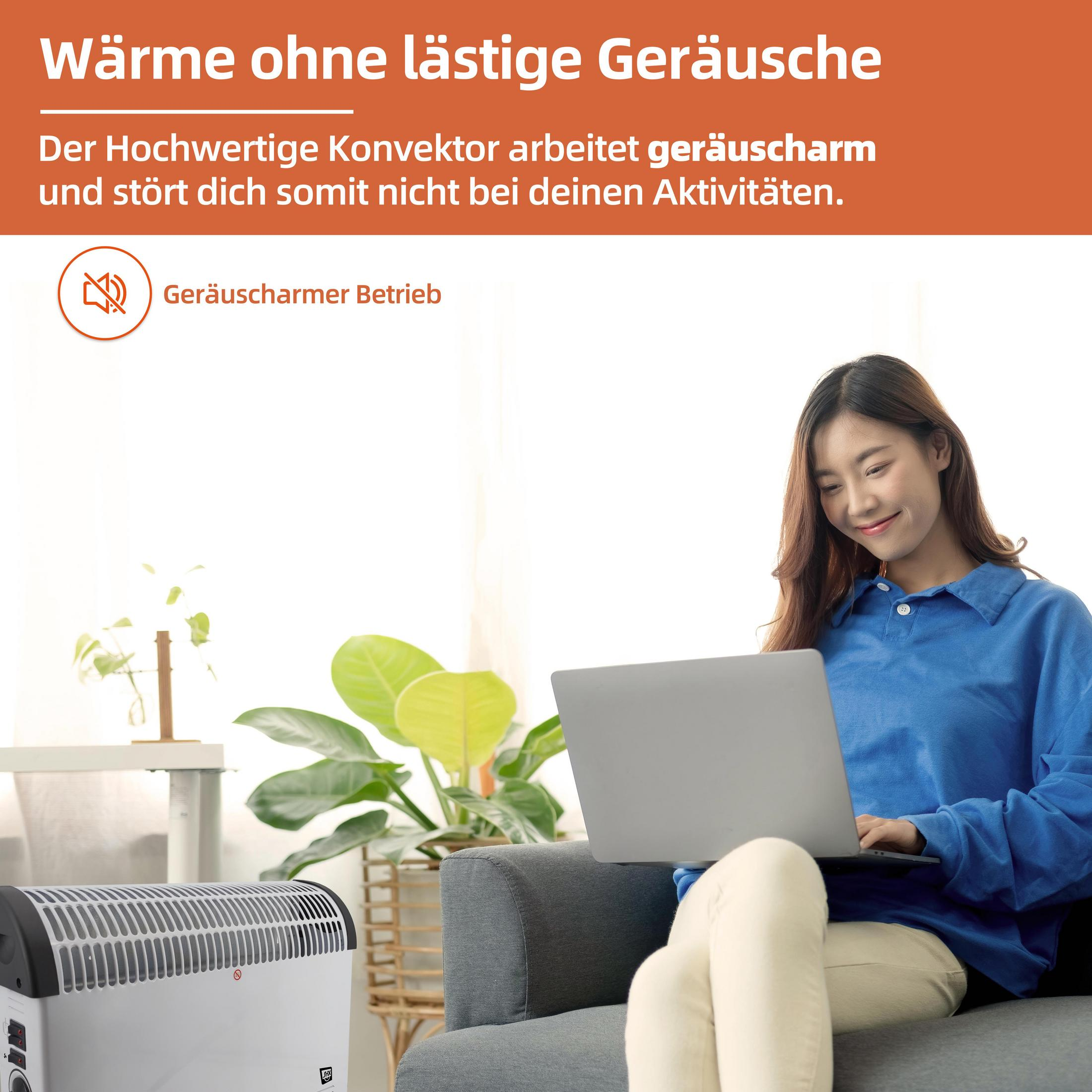 Eine Frau sitzt auf einem Sofa und nutzt einen Laptop, während links ein weißer Konvektor steht.