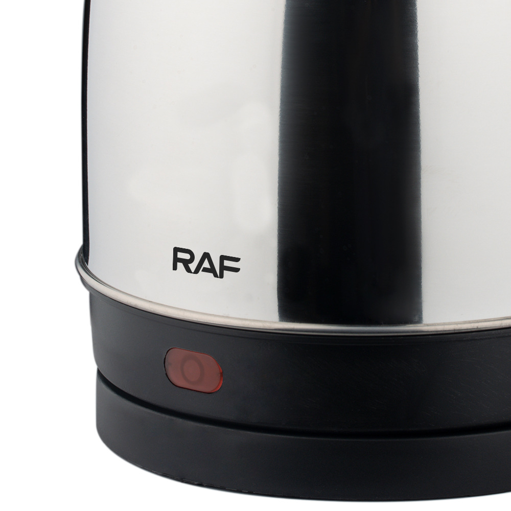 Nahaufnahme eines silbernen Wasserkochers mit RAF-Logo und schwarzem Sockel mit rotem Schalter.