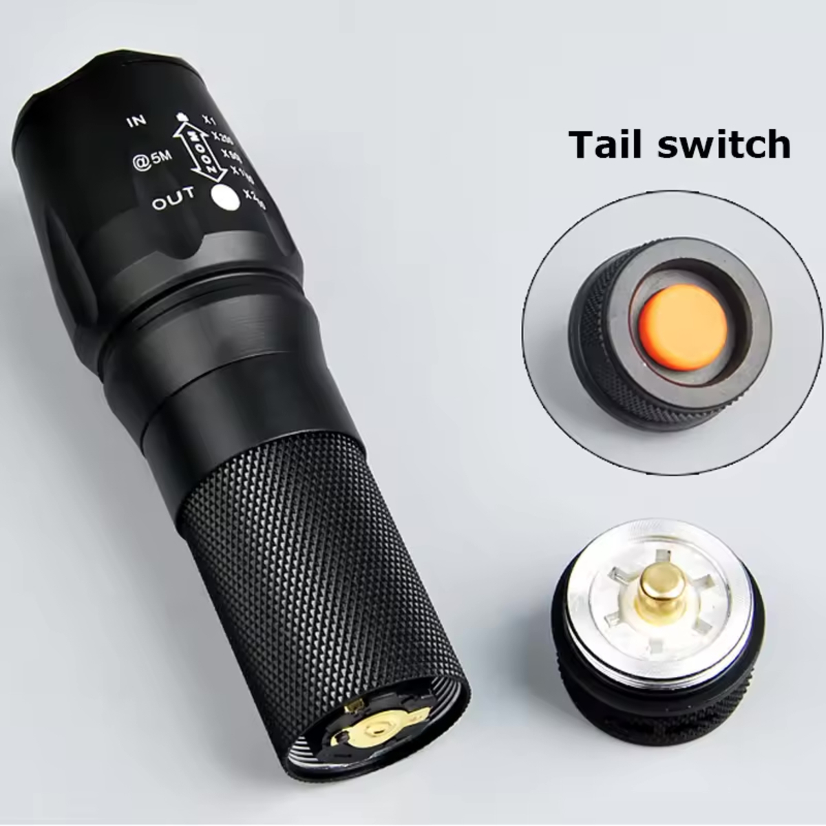 Schwarze Taschenlampe mit Textur und Detailansicht des orangen Heckschalters.