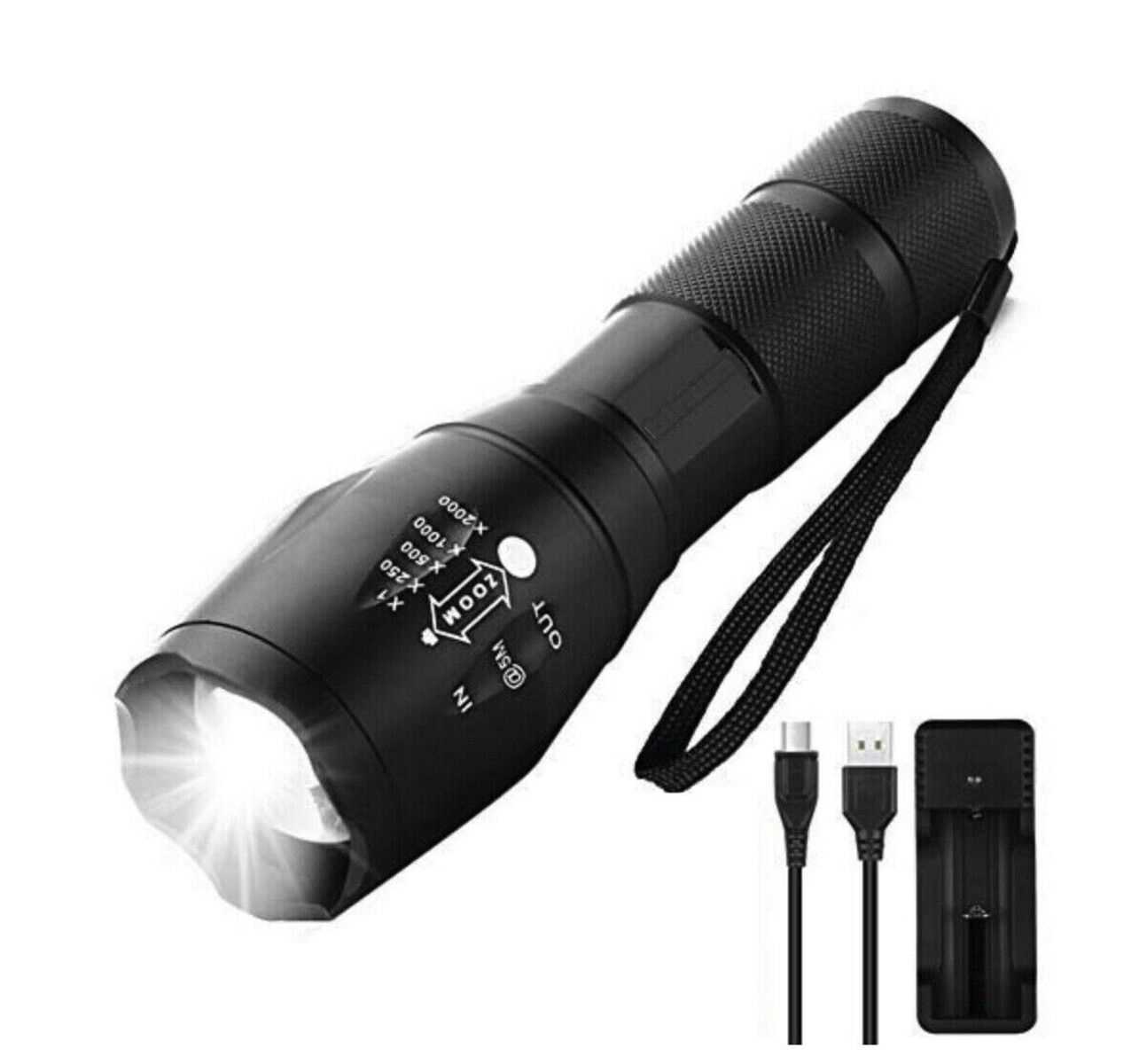 Eine schwarze LED-Taschenlampe mit leuchtendem Licht, Zoom-Funktionen, Handschlaufe, Ladekabel und Ladegerät.
