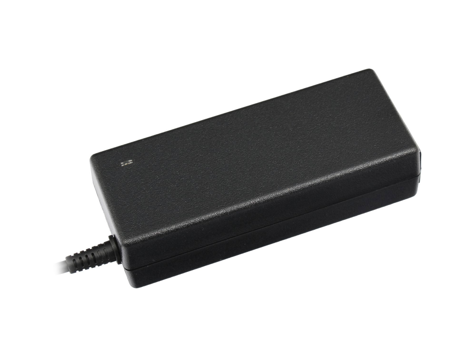 Ein schwarzes Netzteil mit einem angebrachten Kabel auf weißem Hintergrund.