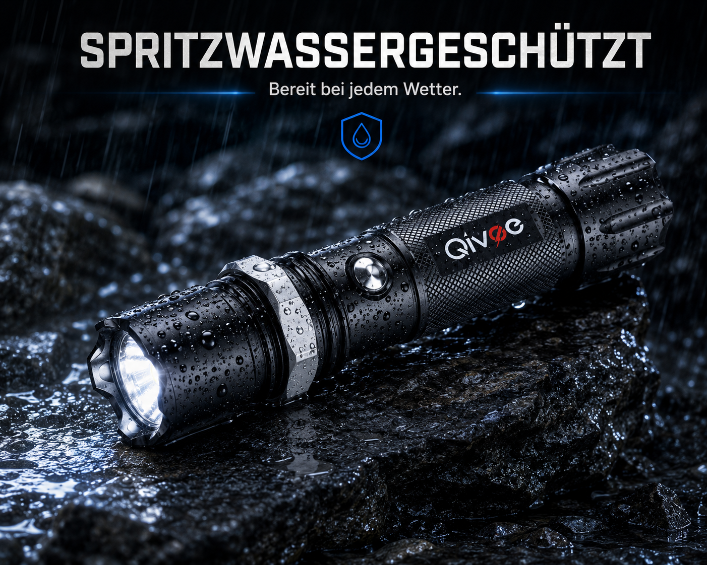Eine schwarze, wasserdichte Qivoc-Taschenlampe liegt auf nassen Steinen im Regen, mit Text oben.