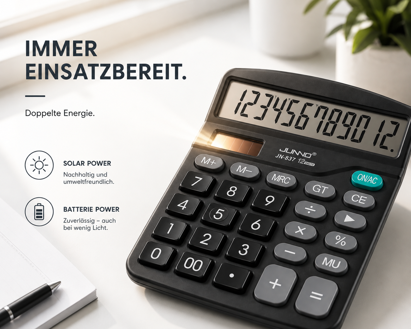 Ein schwarzer Schreibtischrechner mit Solarzelle und Batterie, umgeben von Notizen und einer Pflanze auf einem Tisch.