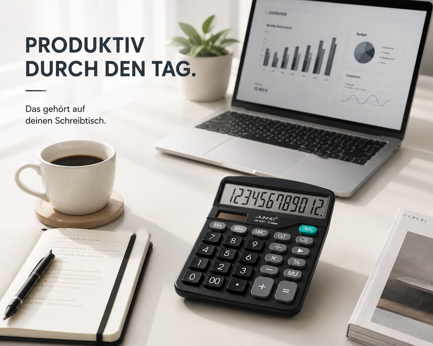 Ein Schreibtisch mit Laptop, Rechner, Kaffeetasse, Notizbuch und Pflanze, mit deutschem Text.
