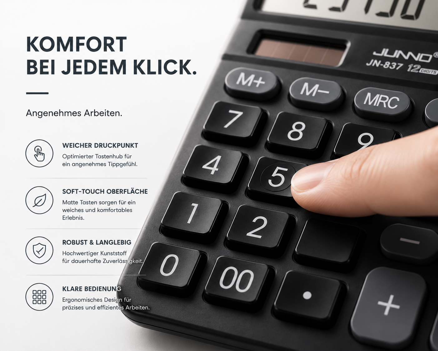 Eine Hand tippt auf die Ziffer 5 eines schwarzen Tischtaschenrechners neben deutscher Werbetext.
