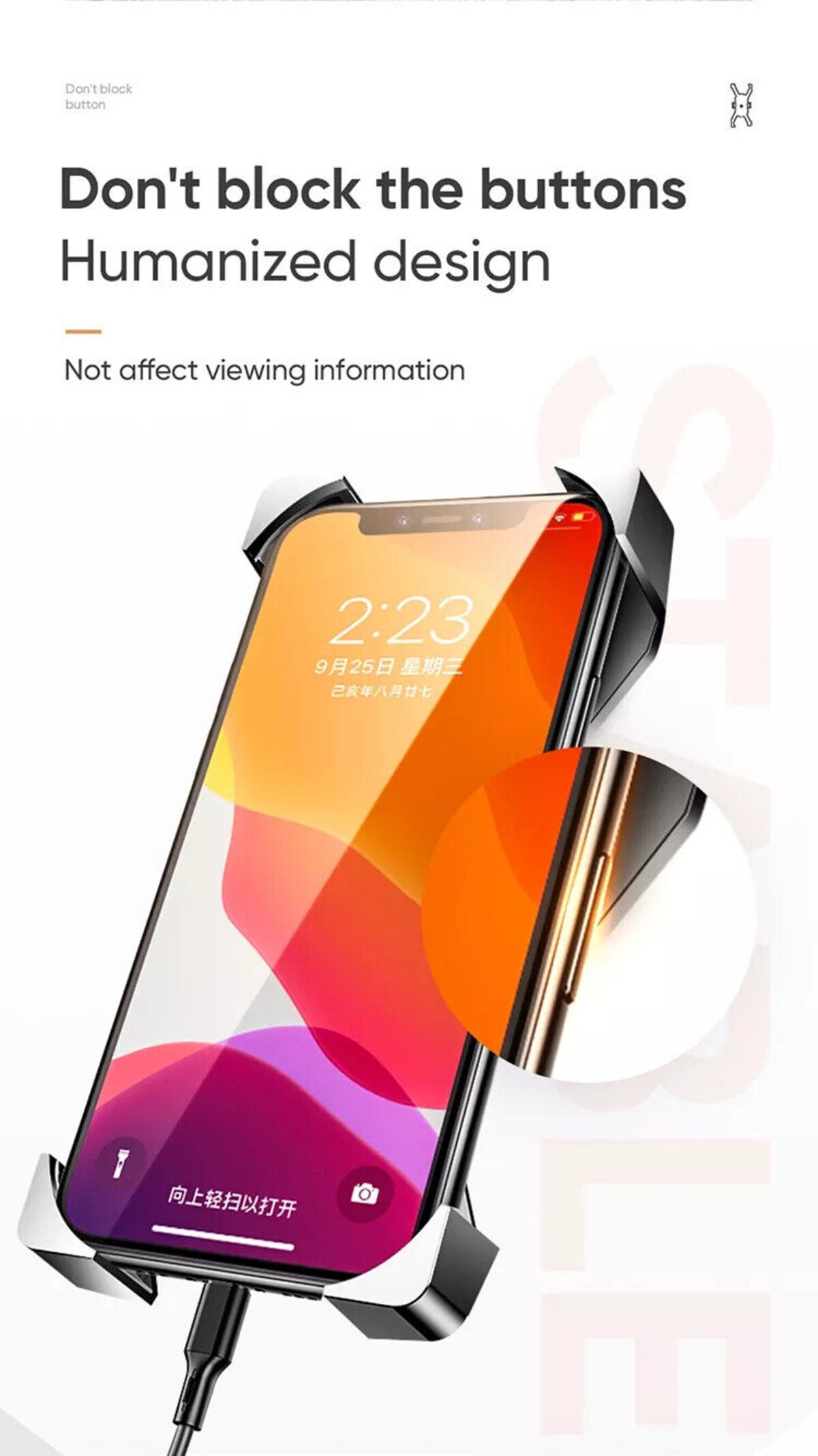 Smartphone in einer silbernen Halterung, Ladekabel angeschlossen, Seitentasten frei zugänglich.