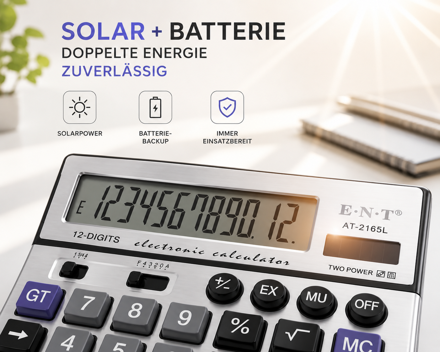 Silberner Tischrechner mit Solarpaneel und großen Ziffern auf hellem Schreibtisch.