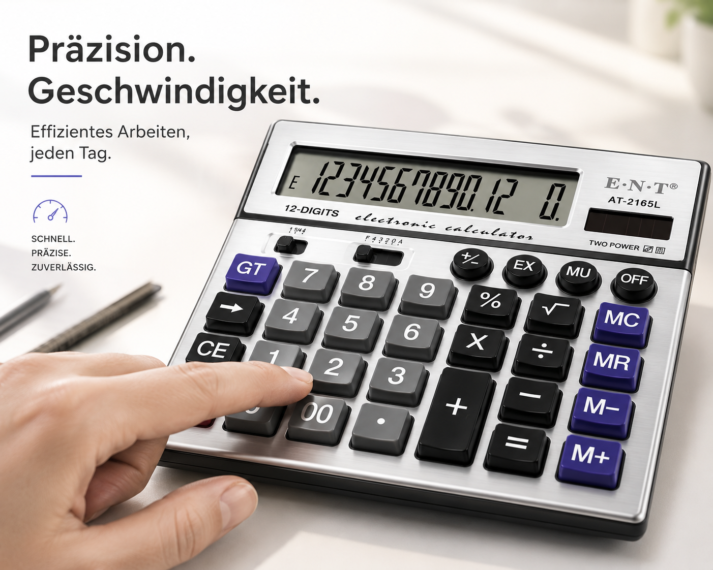 Eine Hand tippt auf die Ziffer zwei eines silbernen Tischtaschenrechners mit schwarzem Display.