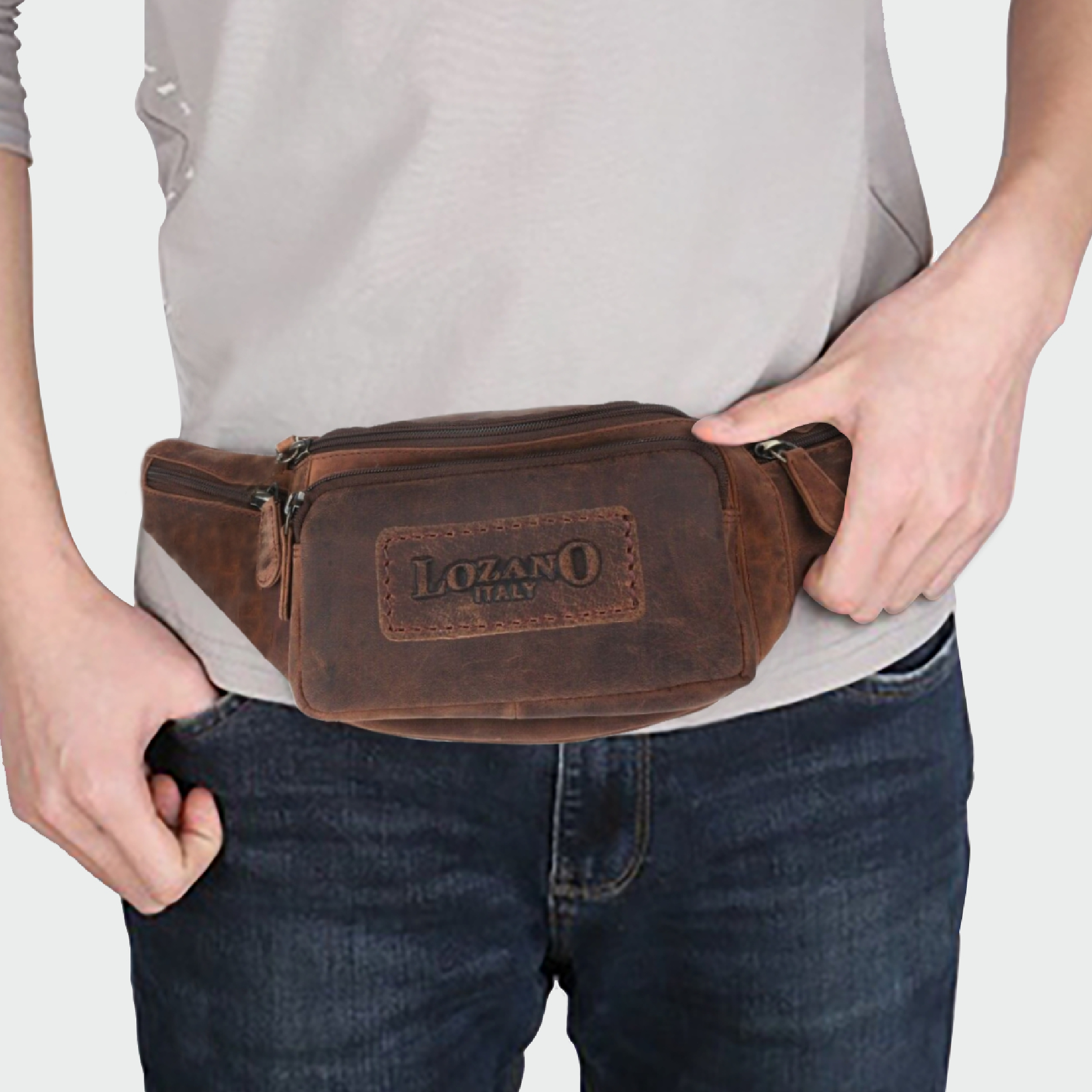 Ein Person in grauem Shirt und Jeans trägt eine braune Ledergürteltasche mit der Aufschrift LOZANO ITALY.