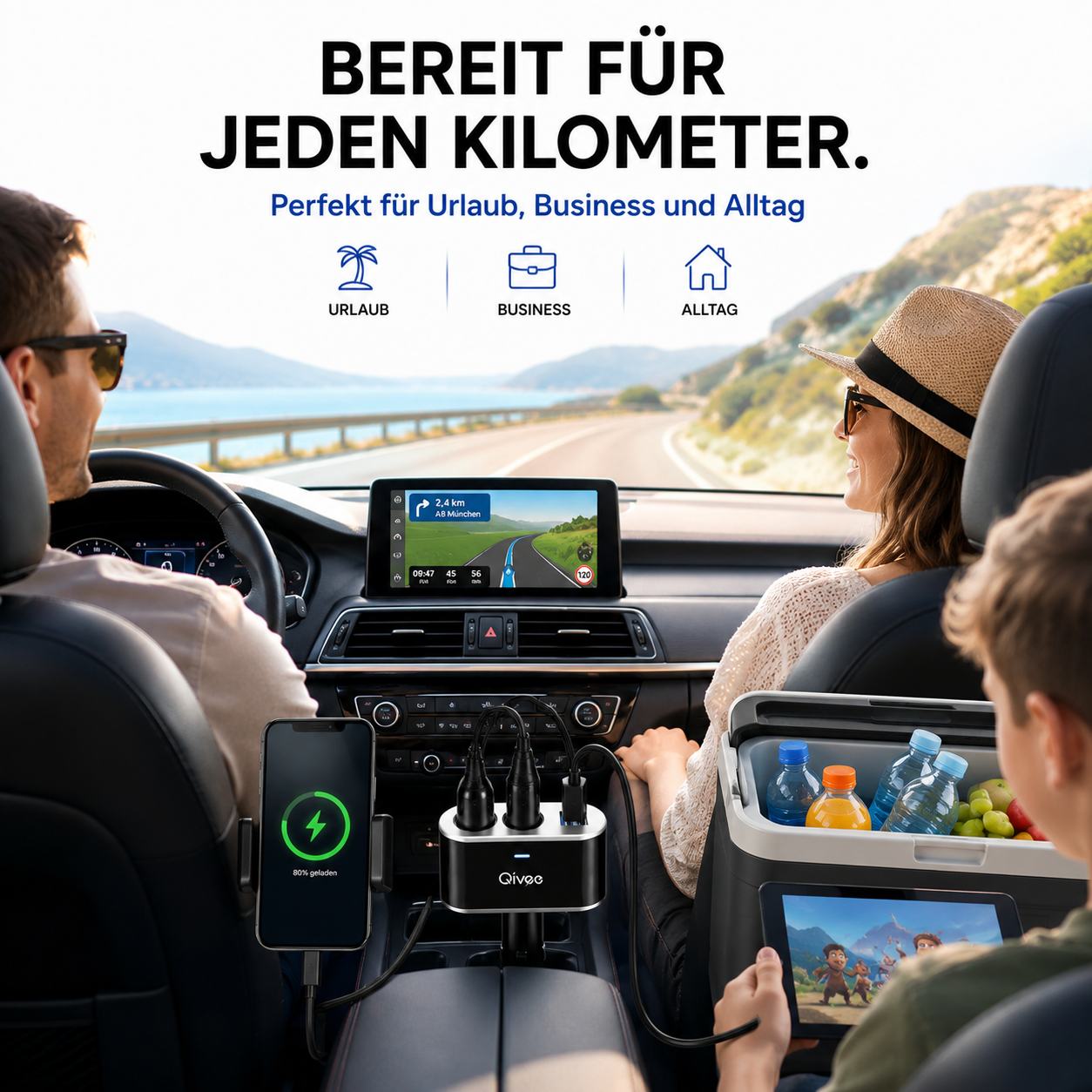 Familie im Auto auf Küstenstraße, während ein Qivee-Ladegerät vorne Smartphones und eine Kühlbox mit Tablet versorgt.