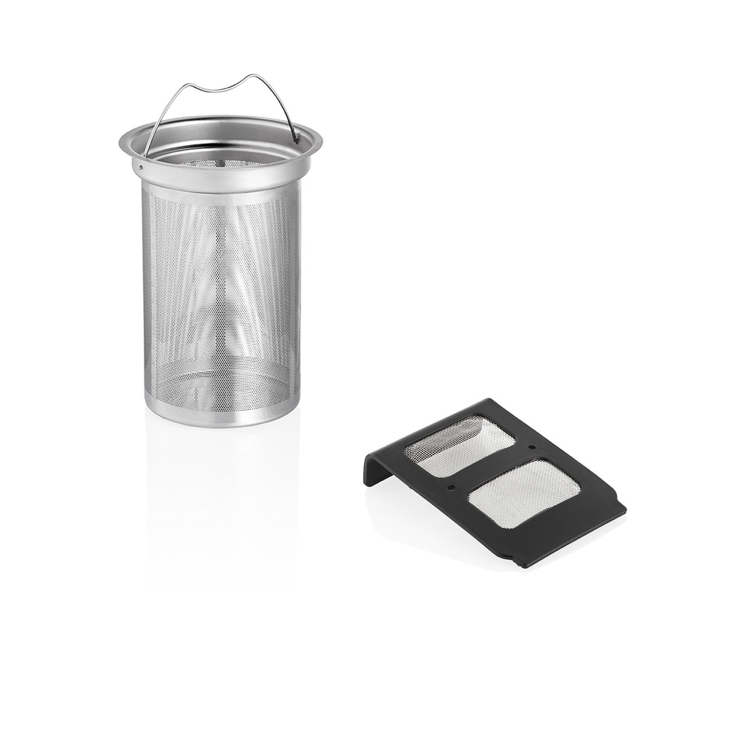Ein silberner zylindrischer Teefilter mit Griff und ein schwarzer Halter mit zwei Netzeinsätzen auf weißem Grund.