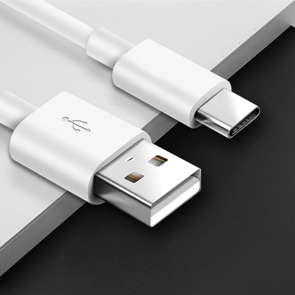 Zwei weiße Ladekabel, eines mit USB-A- und eines mit USB-C-Stecker, auf weiß-schwarzem Hintergrund.
