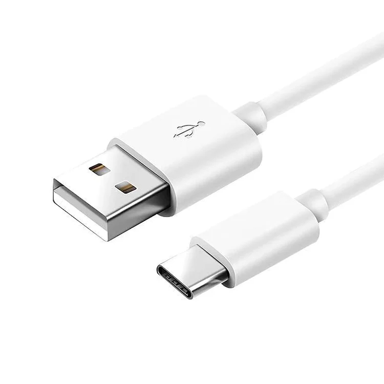 Ein weißes USB-A- zu USB-C-Kabel auf weißem Hintergrund.