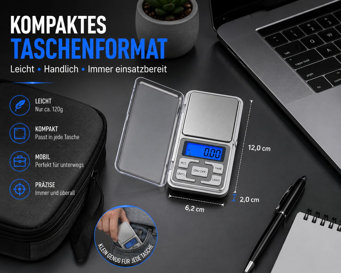Kompakte digitale Taschengeldwaage mit Schutzhülle, Laptop und Notizbuch auf einem dunklen Tisch.