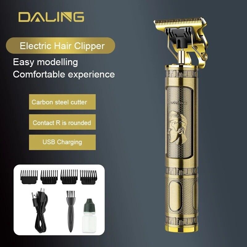 Goldener Haarschneider mit graviertem Gehäuse, Klinge, Aufsätzen und USB-Kabel vor dunklem Hintergrund.